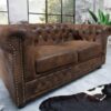 Dvoumístná vintage pohovka Chesterfield hnědá