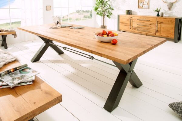 Nadčasový jídelní stůl - vyrobený z divokého dubu, černé kovové nohy, rozměr 200 cm x 76 cm x 100 cm