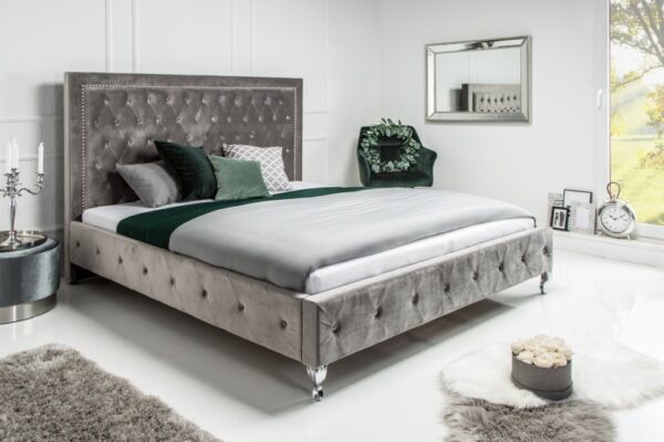 Stylová postel pro dva - stříbrno šedý sametový potah, masivní rám, rozměr 70 cm x 38 cm x 215 cm