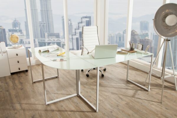 Moderní pracovní stůl s deskou z bezpečnostního skla - bílý kovový rám, rozměr 180 cm x 75 cm x 160 cm