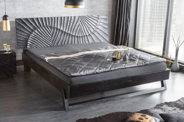 Luxusní černý dřevěný rám postele - vyrobený z mangového dřeva, ručně vyřezávaný hadí vzor, rozměr 205 cm x 109 cm x 218 cm