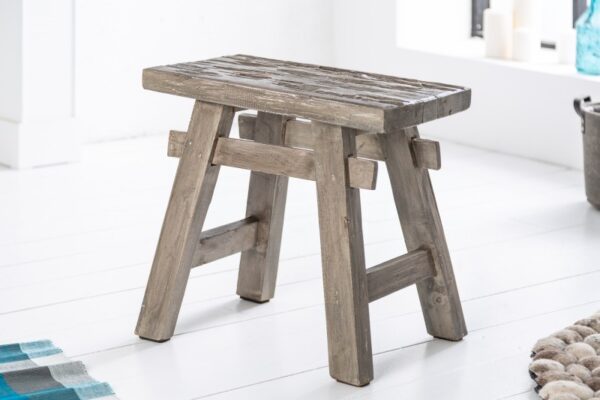 Stylová rustikální stolička - vyrobená z recyklovaného mahagonového dřeva, na sezení i jako dekorace, rozměr 50 cm x 47 cm x 27 cm