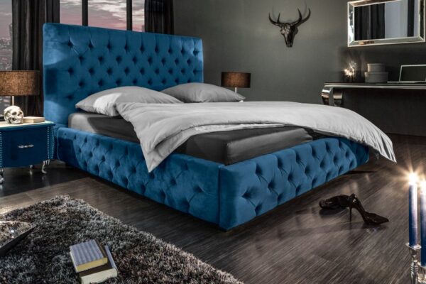 Luxusní postel v nadčasovém designu - kvalitní čalounění, rám z recyklovaného dřeva, chesterfield prošívání, rozměr 210 cm x 138 cm x 220 cm, tmavě modrá barva
