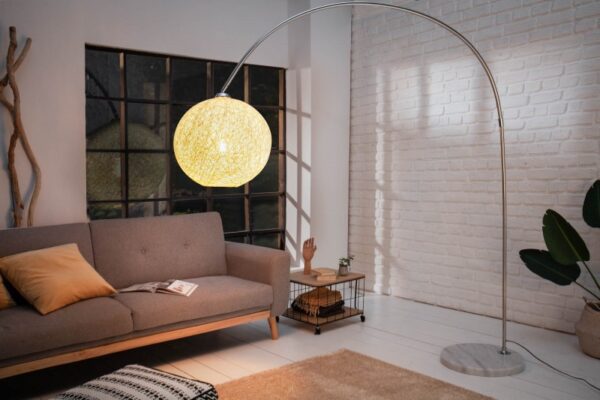 Designová velká bílá lampa do obýváku - stínítko vyrobené z konopí, kovová konstrukce, rozměr 190 cm x 205 cm x 45 cm