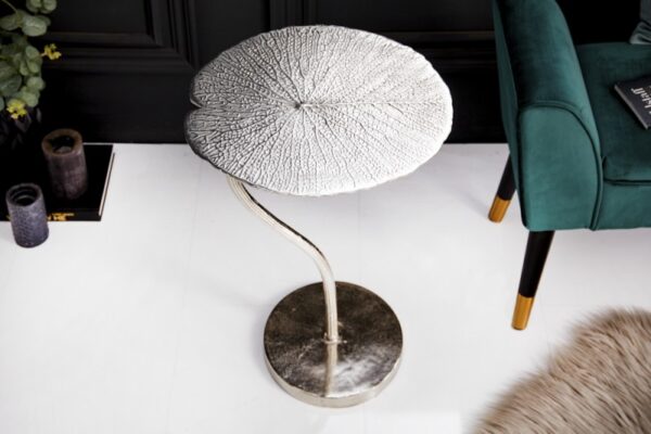 Stříbrný dekorační stolek do obývacího pokoje -tvar listu, bytová dekorace, ze slitiny kovu a hliníku, rozměr 38 cm x 59 cm x 40 cm